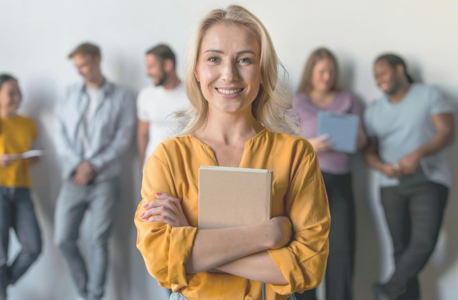 Analista trabajando en modelo financiero con Excel y gráficos