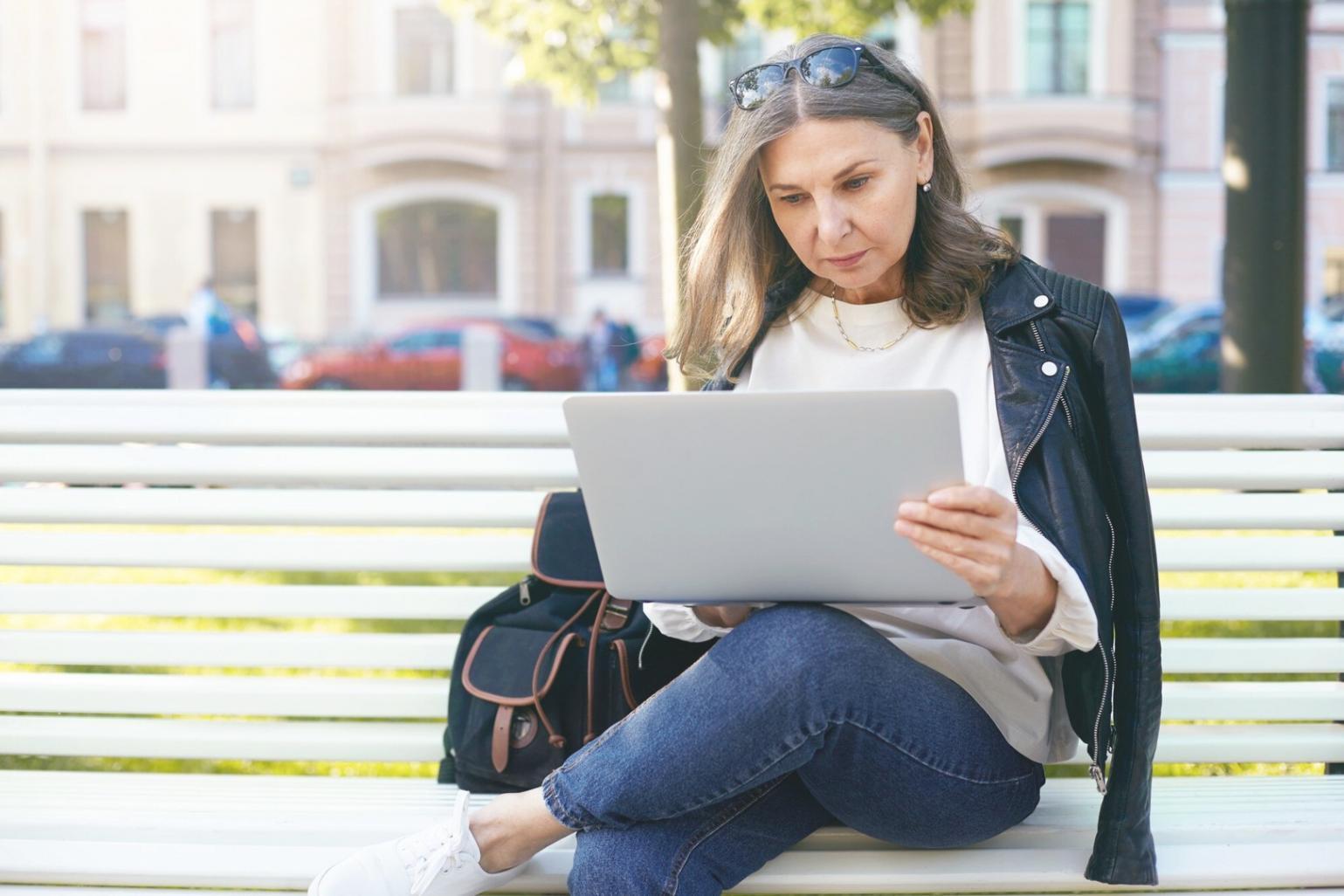 Pantalla mostrando análisis financiero detallado con proyecciones