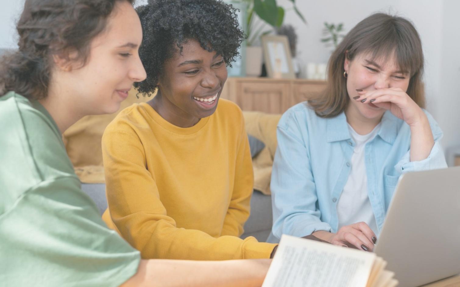 Reunión de analistas revisando modelos financieros en oficina moderna