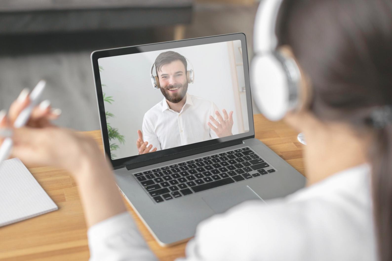 Analista trabajando en modelos financieros con datos reales en pantalla